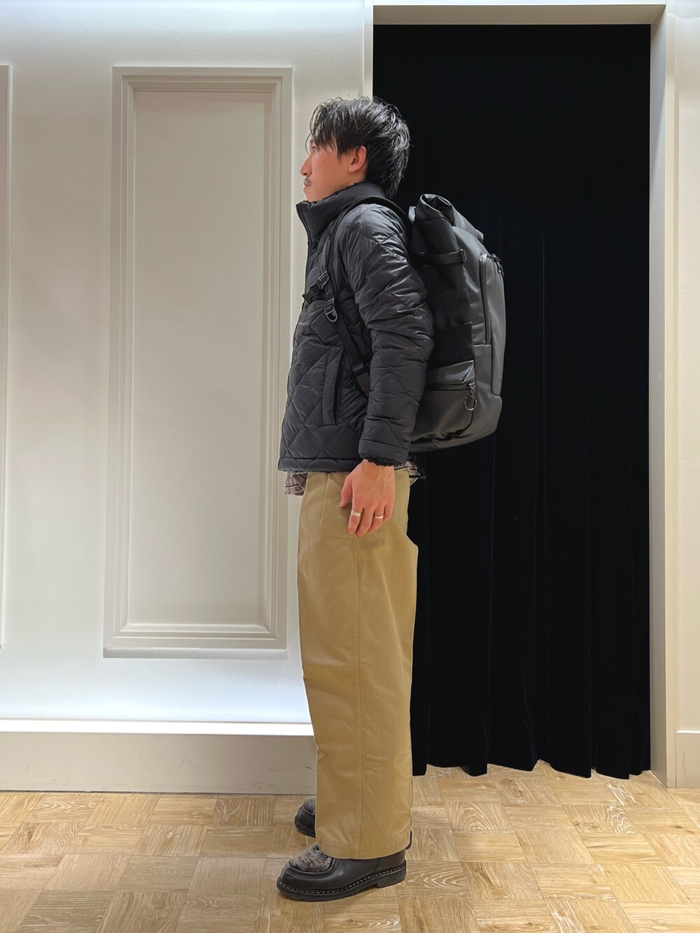 ブラック系のダウンジャケット/コート、ブラック系のシャツ/ブラウス、ブラック系のバックパック/リュックを着用したメンズの冬コーディネートの3枚目の写真