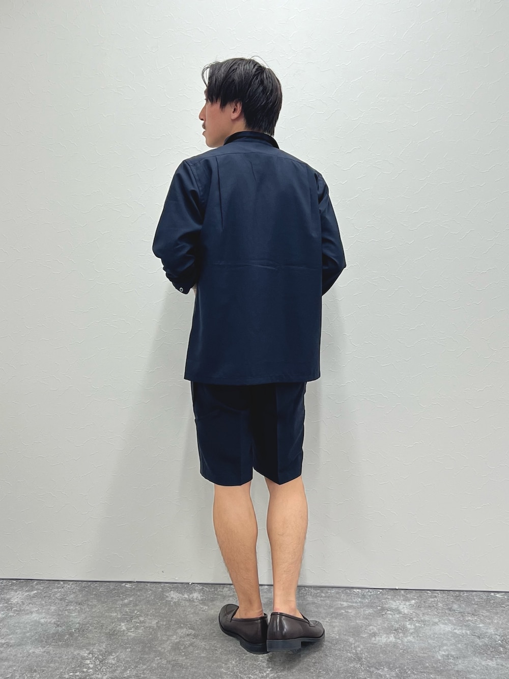 ブルー系のシャツ/ブラウス、ホワイト系のTシャツ/カットソー、ブルー系のその他パンツを着用したメンズの夏コーディネートの5枚目の写真