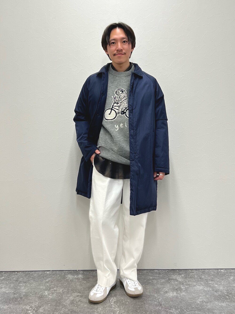 ブルー系のダウンジャケット/コート、グレー系のニット/セーター、グリーン系のシャツ/ブラウスを着用したメンズの冬コーディネートの4枚目の写真