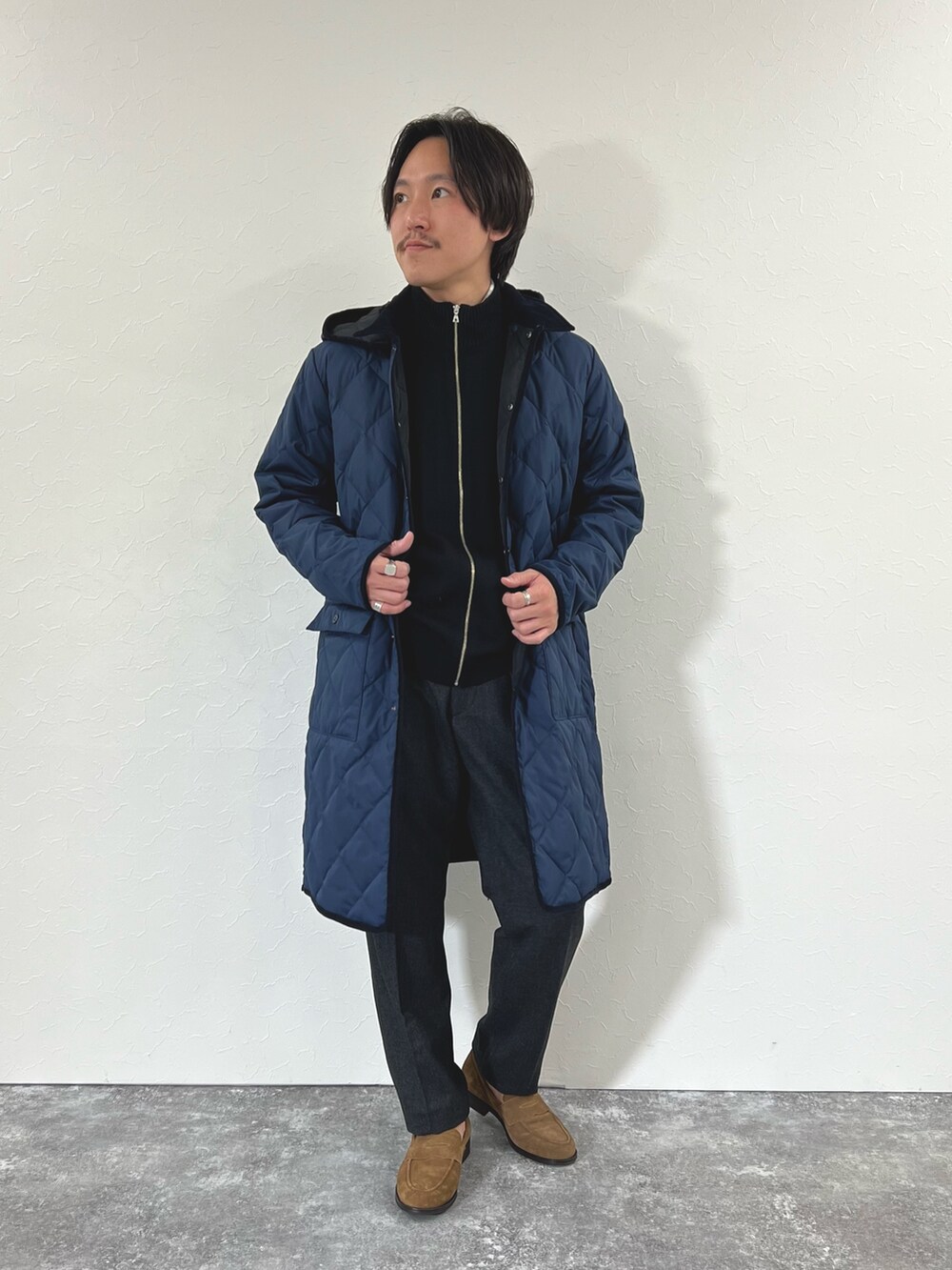 ブルー系のダウンジャケット/コート、ブラック系のカーディガン/ボレロ、グレー系のシャツ/ブラウスを着用したメンズの冬コーディネートの3枚目の写真