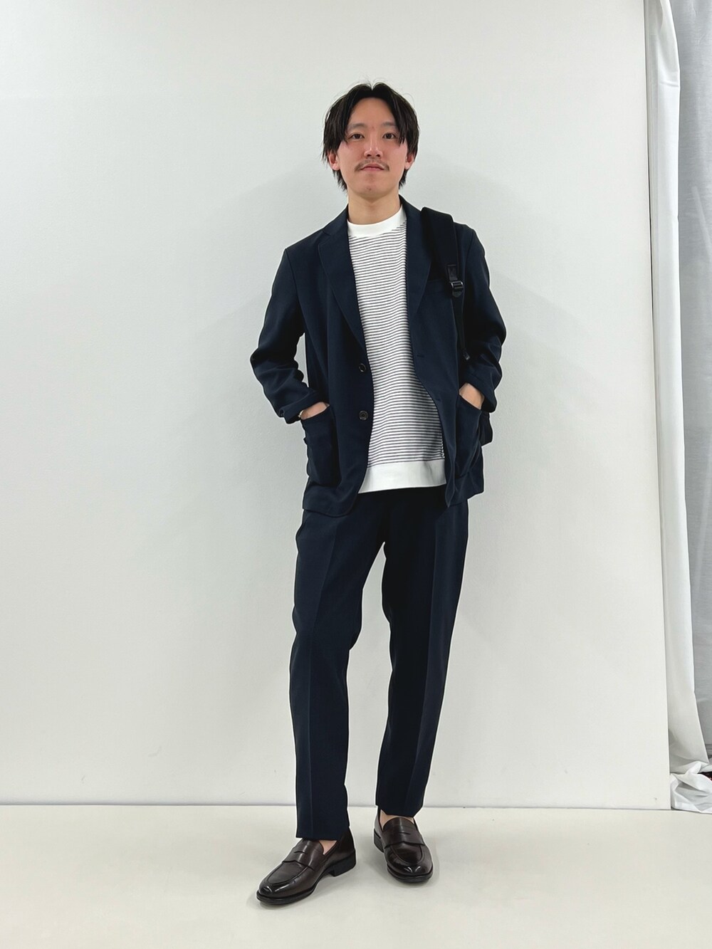 ブルー系のテーラードジャケット、ホワイト系のTシャツ/カットソー、ブルー系のその他パンツを着用したメンズの春コーディネートの3枚目の写真