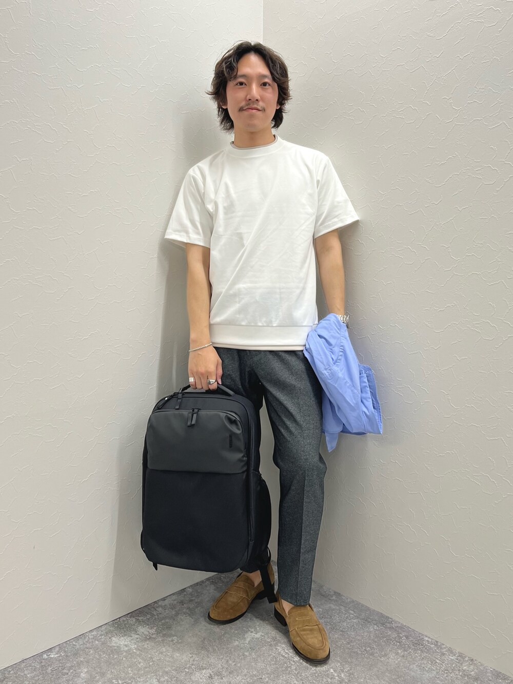 ブルー系のシャツ/ブラウス、ホワイト系のTシャツ/カットソー、グレー系のその他パンツを着用したメンズの春コーディネートの3枚目の写真