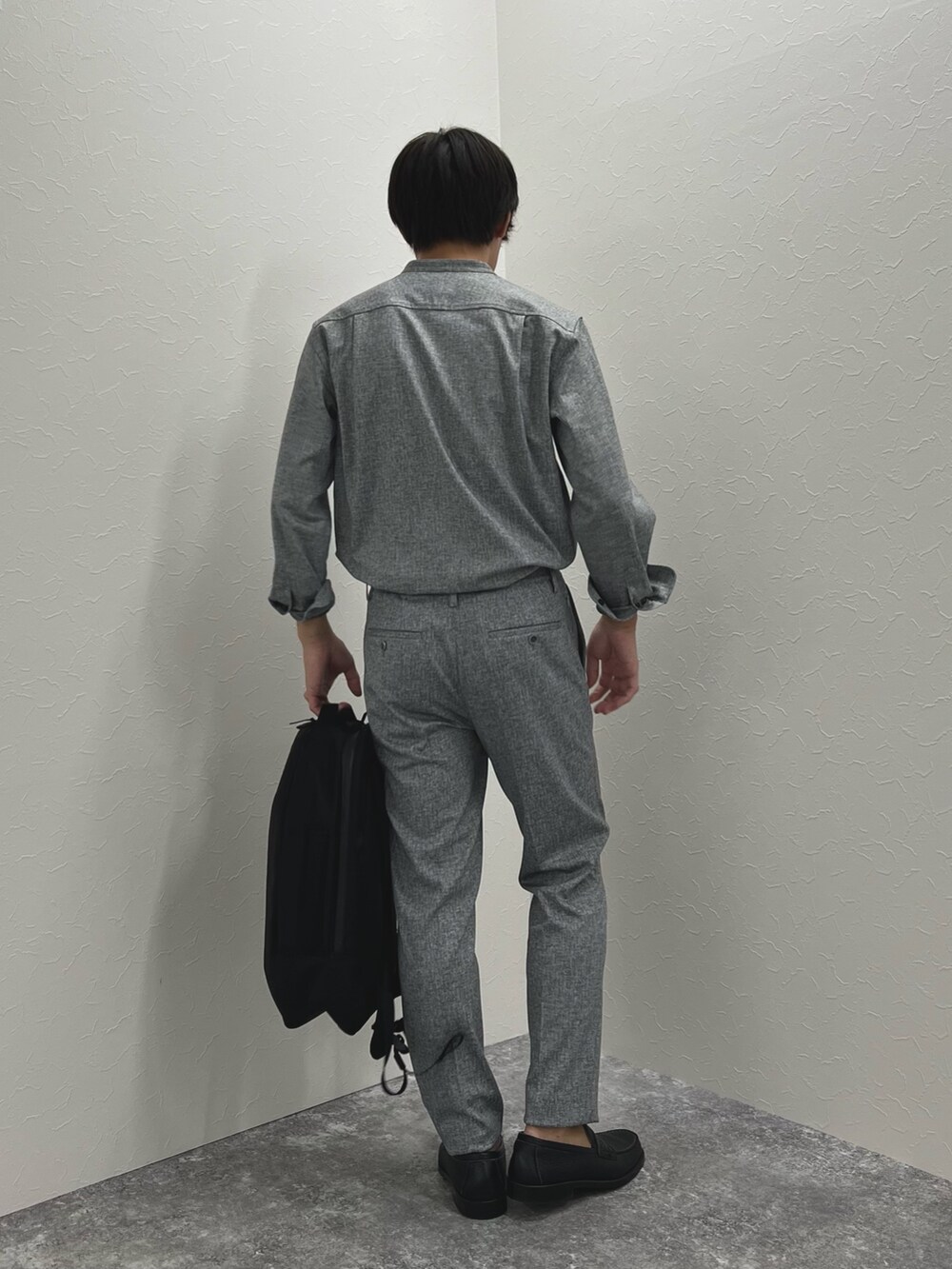 グレー系のその他パンツ、ブラック系のバックパック/リュック、グレー系のシャツ/ブラウスを着用したメンズの夏コーディネートの7枚目の写真