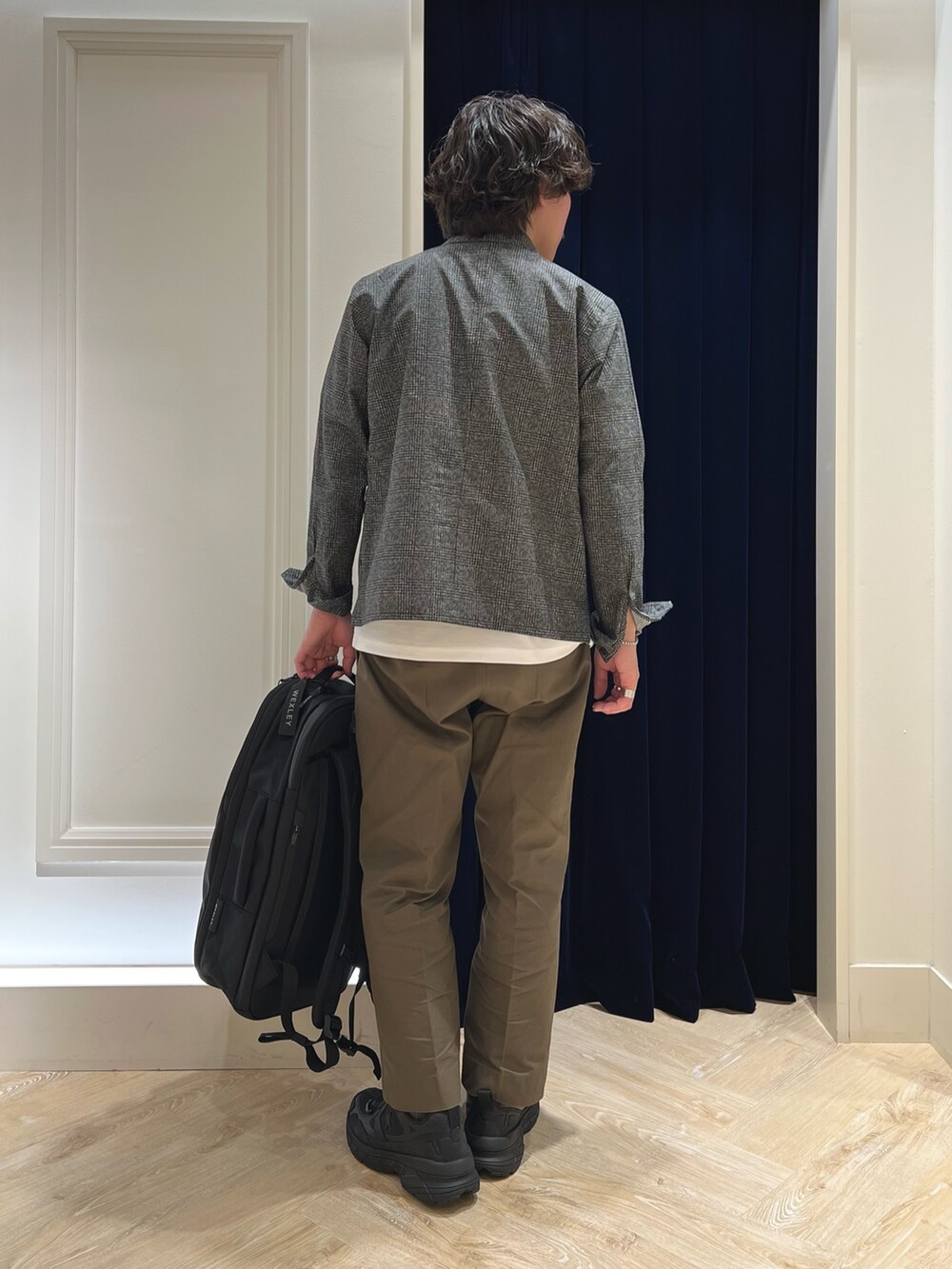 グレー系のブルゾン、ホワイト系のTシャツ/カットソー、ブラック系のバックパック/リュックを着用したメンズの春コーディネートの7枚目の写真