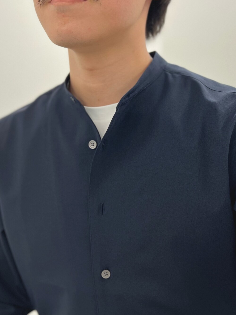 ブルー系のシャツ/ブラウス、ブルー系のその他パンツ、ホワイト系のTシャツ/カットソーを着用したメンズの夏コーディネートの7枚目の写真