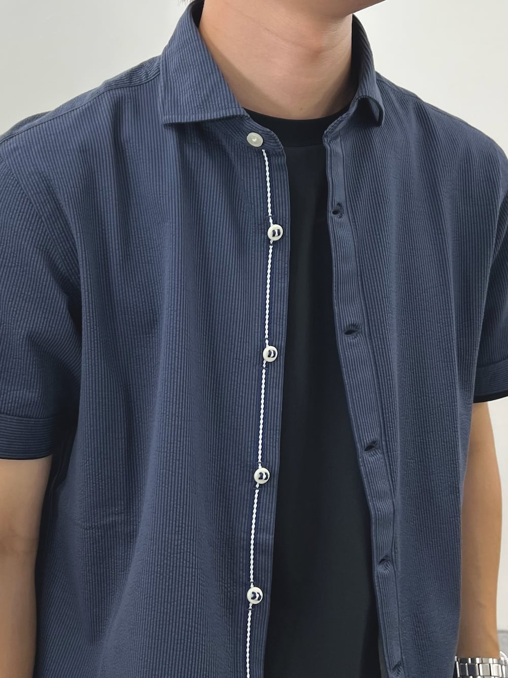 ブラック系のTシャツ/カットソー、グレー系のその他パンツ、ブラック系のスニーカーを着用したメンズの夏コーディネートの7枚目の写真