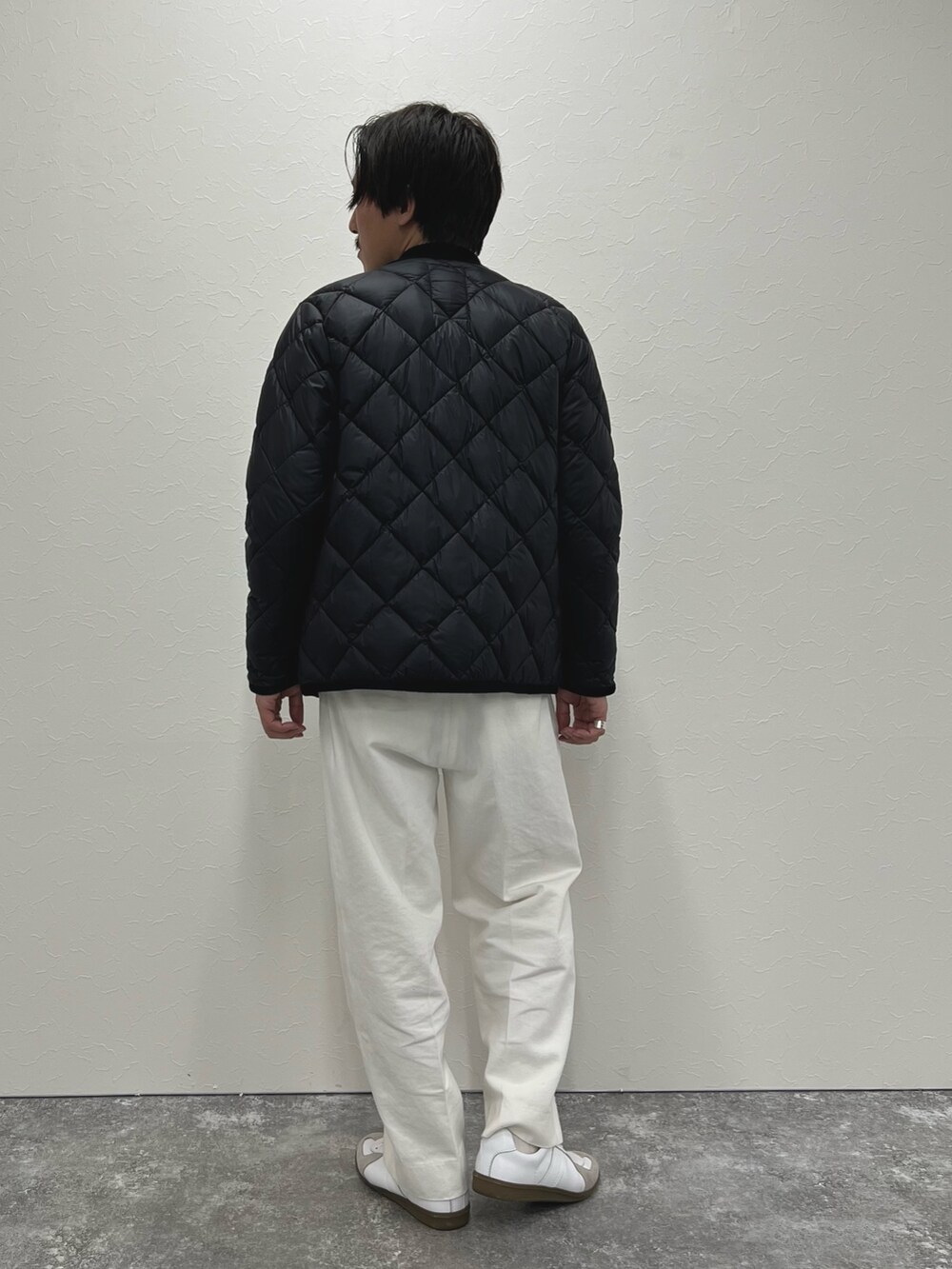 ブラック系のニット/セーター、ブラック系のダウンジャケット/コートを着用したメンズの冬コーディネートの7枚目の写真