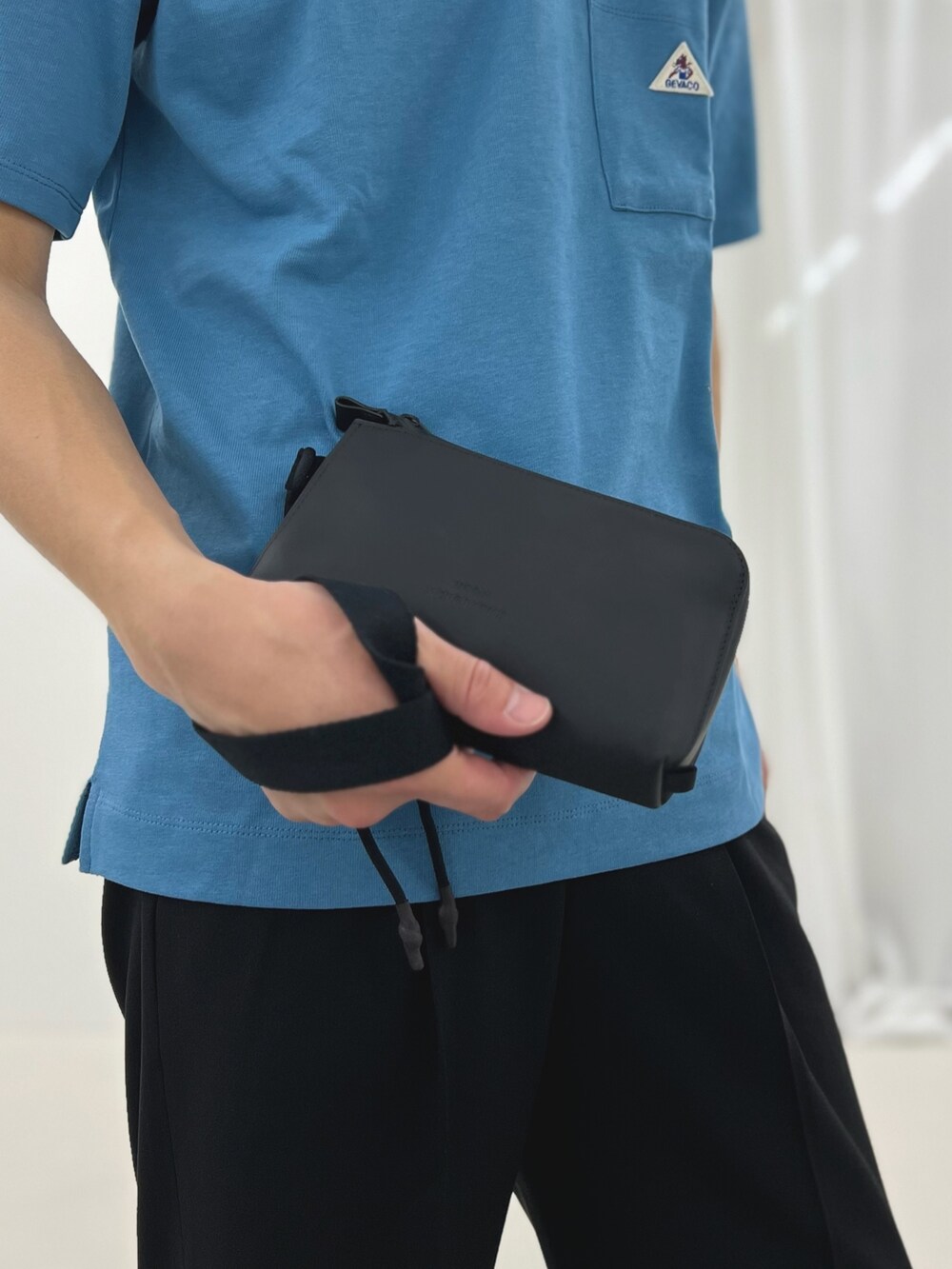 ブルー系のTシャツ/カットソー、ブラック系のその他パンツ、ブラック系のサンダルを着用したメンズの春コーディネートの7枚目の写真