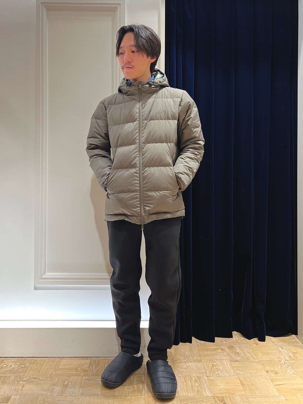 グリーン系のダウンジャケット/コート、ブルー系のシャツ/ブラウス、ブラック系のその他パンツを着用したメンズの秋コーディネートの3枚目の写真