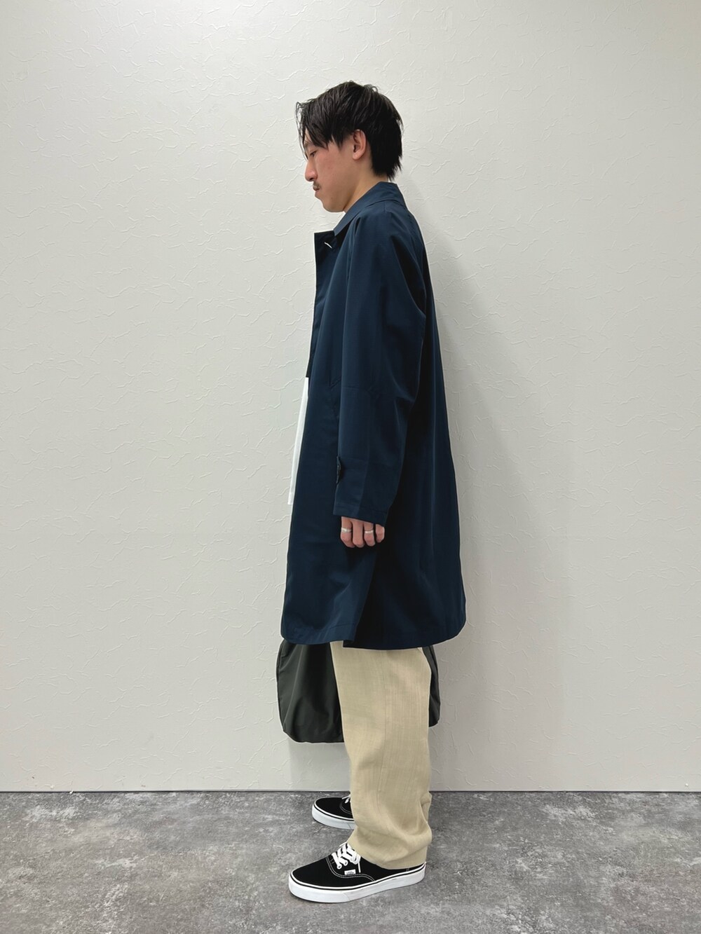 「春コーデ、トートバッグ、春服みてみて、レイヤードスタイル、お出かけコーデ、シンプルコーデ、春アウター、休日スタイル、プリントT、コート、カジュアル、カジュアルコーデ、春、リラックススタイル」｜「TAIONの【TAION/タイオン】《限定展開 / ビジカジ対応》別注NON DOWN BAL COLLAR COAT  ステンカラー バルカラーコート（ステンカラーコート、ブルー系）」を使った、nishiokaさん（メンズ・169cm）の春コーディネートの3枚目の写真