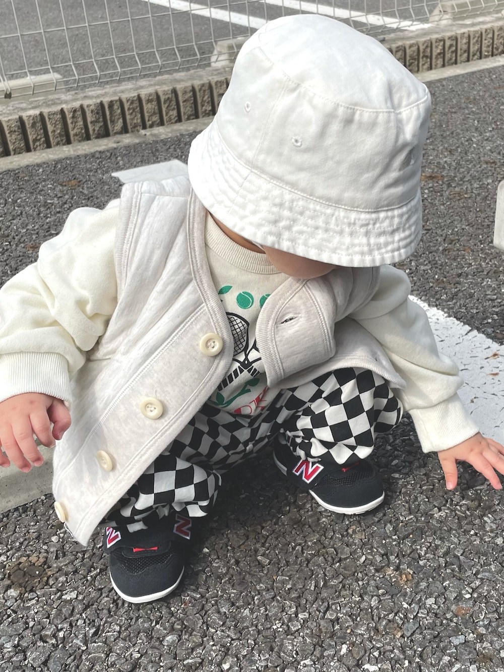 ベージュ系のベスト、ホワイト系のトップス、その他のその他パンツを着用したキッズの冬コーディネートの2枚目の写真