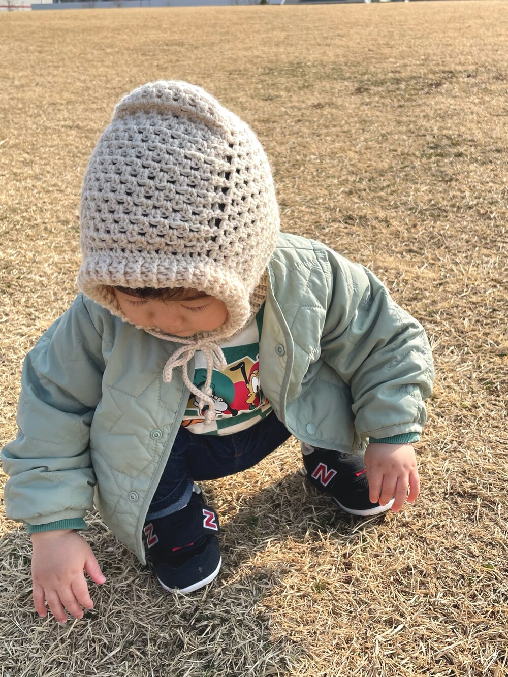 「むすこーで、男の子コーデ、息子コーデ、1歳2ヶ月、ユニクロ、UNIQLO、無印良品、New Balance、公園コーデ、バラクラバ、デニムコーデ、親子コーデ」｜「UNIQLOのアイテム（ノーカラージャケット、グリーン系）」を使った、uiuiさん（キッズ・80cm）の冬コーディネートの2枚目の写真
