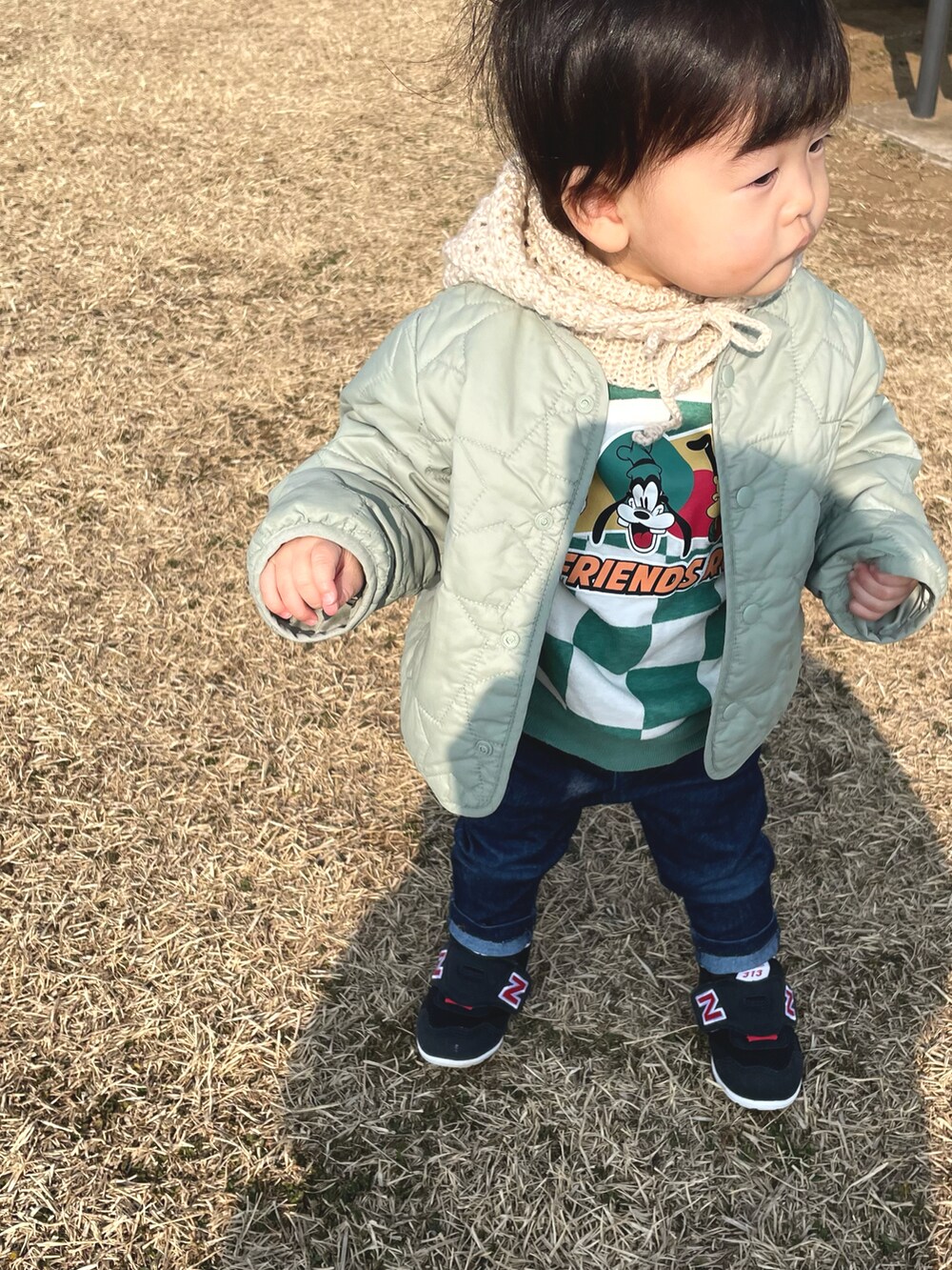 「むすこーで、男の子コーデ、息子コーデ、1歳2ヶ月、ユニクロ、UNIQLO、無印良品、New Balance、公園コーデ、バラクラバ、デニムコーデ、親子コーデ」｜「UNIQLOのアイテム（ノーカラージャケット、グリーン系）」を使った、uiuiさん（キッズ・80cm）の冬コーディネートの3枚目の写真