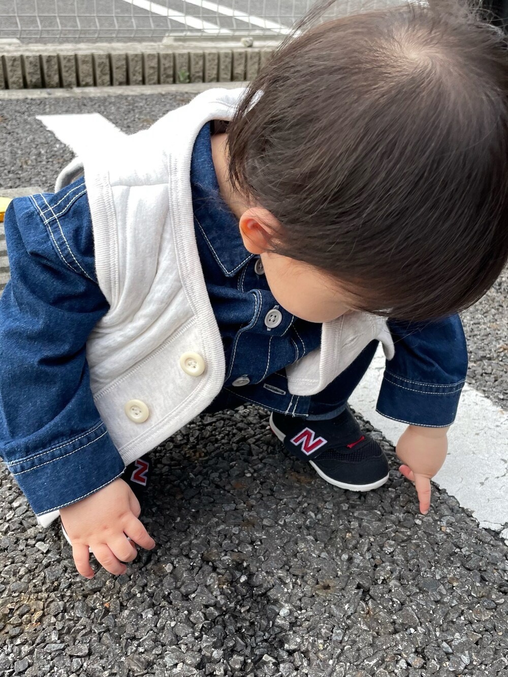 「春服デビュー宣言、キッズファッション、むすこーで、1歳2ヶ月、1歳児、男の子コーデ、男の子ママ、デニムコーデ、デニムオンデニム、New Balance、プチバトー、親子コーデ、おしゃれさんと繋がりたい」｜「PETIT BATEAUのチュビックキルティングベスト（ベスト、ベージュ系）」を使った、uiuiさん（キッズ・80cm）の春コーディネートの3枚目の写真
