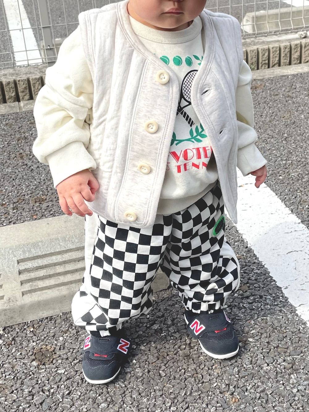 ベージュ系のベスト、ホワイト系のトップス、その他のその他パンツを着用したキッズの冬コーディネートの3枚目の写真