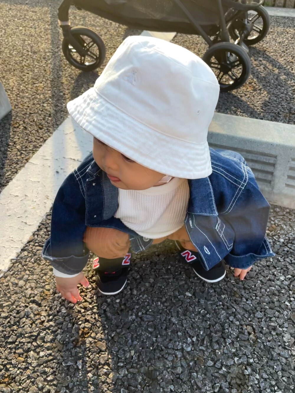 ブルー系のシャツ/ブラウス、ホワイト系のTシャツ/カットソー、ブラック系のスニーカーを着用したキッズの春コーディネートの2枚目の写真