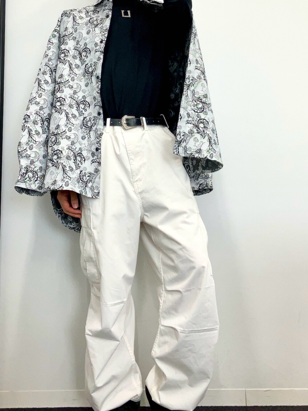 「ファッションを楽しもう、WEARyouthコーデ、今日のコスメと服、adrer、HARE、モード、柄シャツ、大学生、モノトーン、秋コーデ、低身長、カーゴパンツ」｜「GUのアイテム（カーゴパンツ、ホワイト系）」を使った、yamaeva02999さん（メンズ・168cm）の秋コーディネートの3枚目の写真