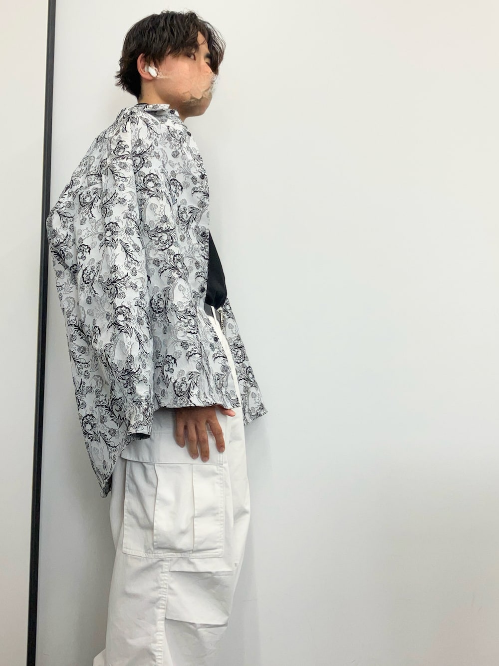 「ファッションを楽しもう、WEARyouthコーデ、今日のコスメと服、adrer、HARE、モード、柄シャツ、大学生、モノトーン、秋コーデ、低身長、カーゴパンツ」｜「GUのアイテム（カーゴパンツ、ホワイト系）」を使った、yamaeva02999さん（メンズ・168cm）の秋コーディネートの4枚目の写真