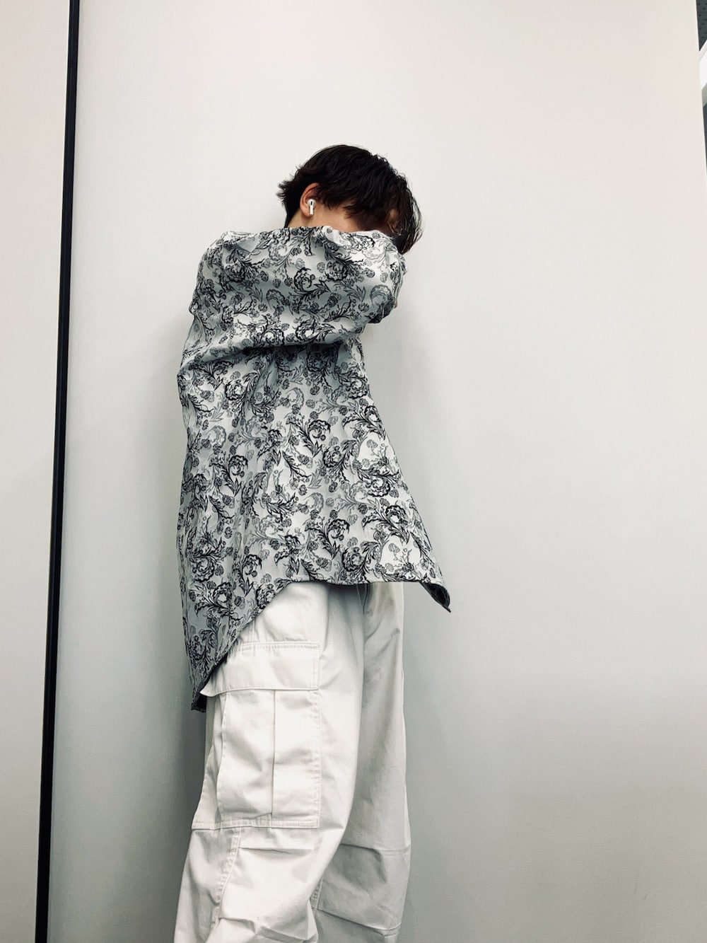 「ファッションを楽しもう、WEARyouthコーデ、今日のコスメと服、adrer、HARE、モード、柄シャツ、大学生、モノトーン、秋コーデ、低身長、カーゴパンツ」｜「GUのアイテム（カーゴパンツ、ホワイト系）」を使った、yamaeva02999さん（メンズ・168cm）の秋コーディネートの2枚目の写真