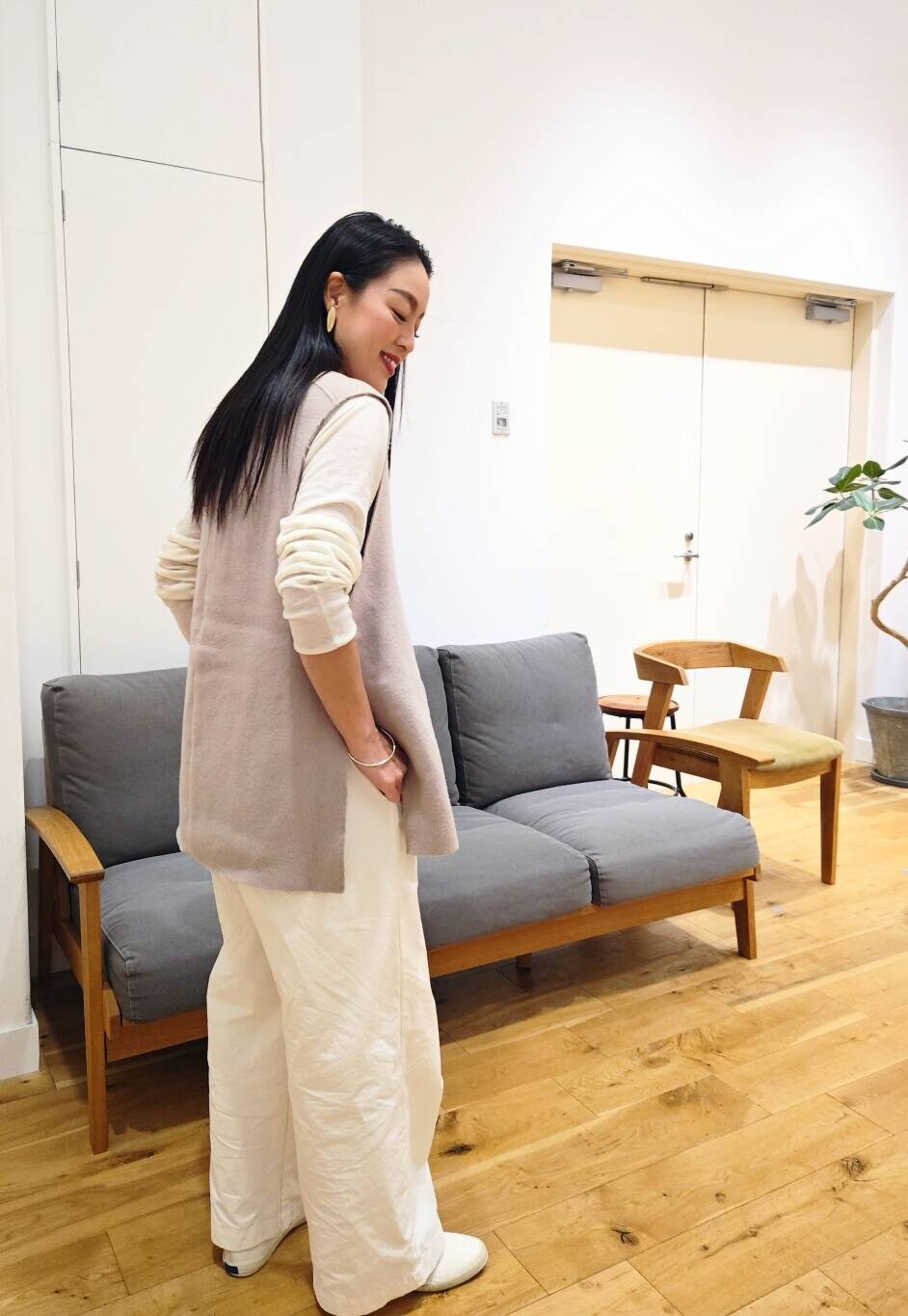 ホワイト系のその他パンツ、ホワイト系のニット/セーターを着用したレディースの秋コーディネートの9枚目の写真