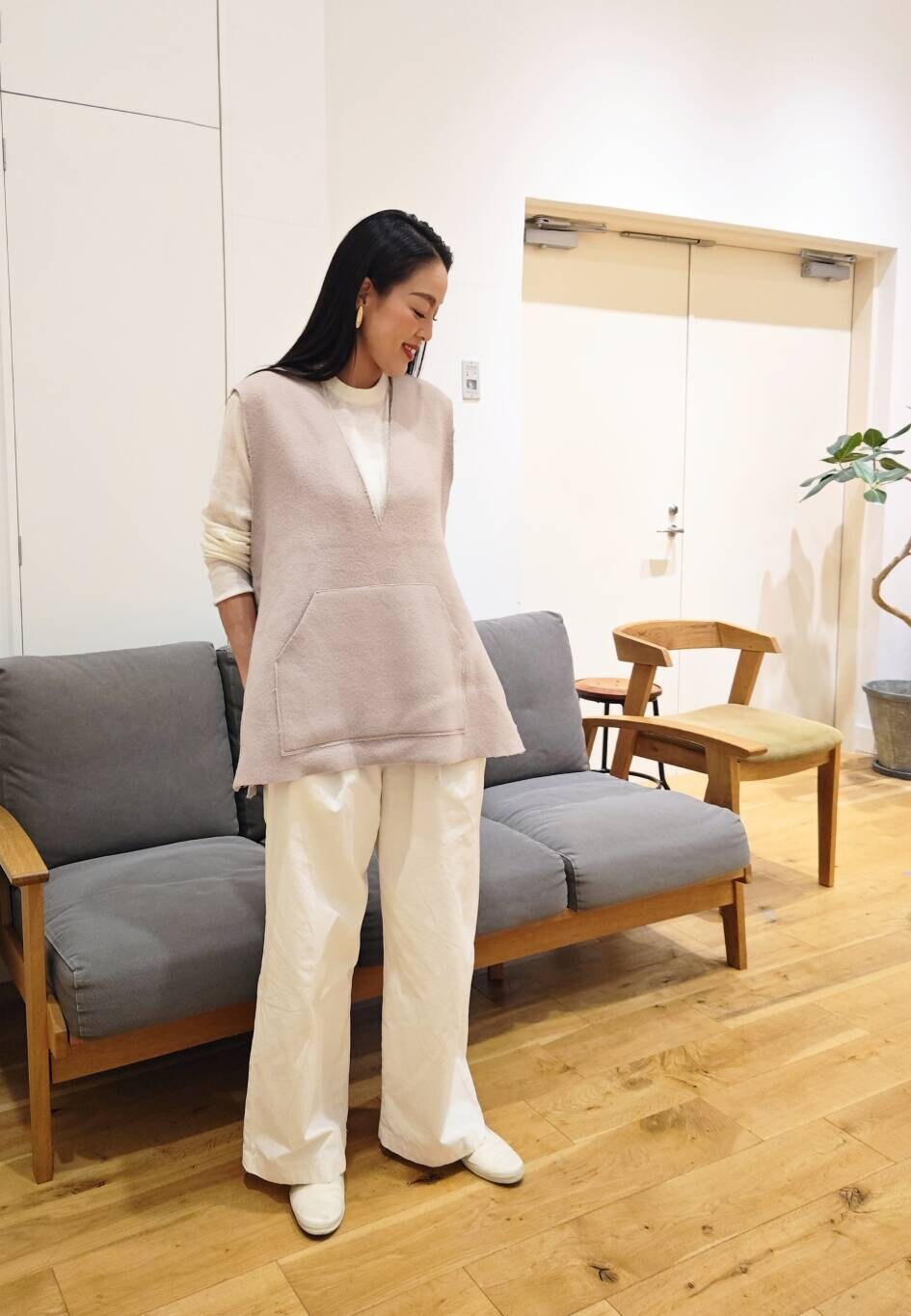ホワイト系のその他パンツ、ホワイト系のニット/セーターを着用したレディースの秋コーディネートの3枚目の写真