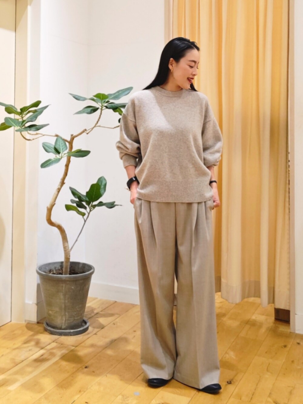 ベージュ系のニット/セーター、ベージュ系のその他パンツを着用したレディースの冬コーディネートの4枚目の写真
