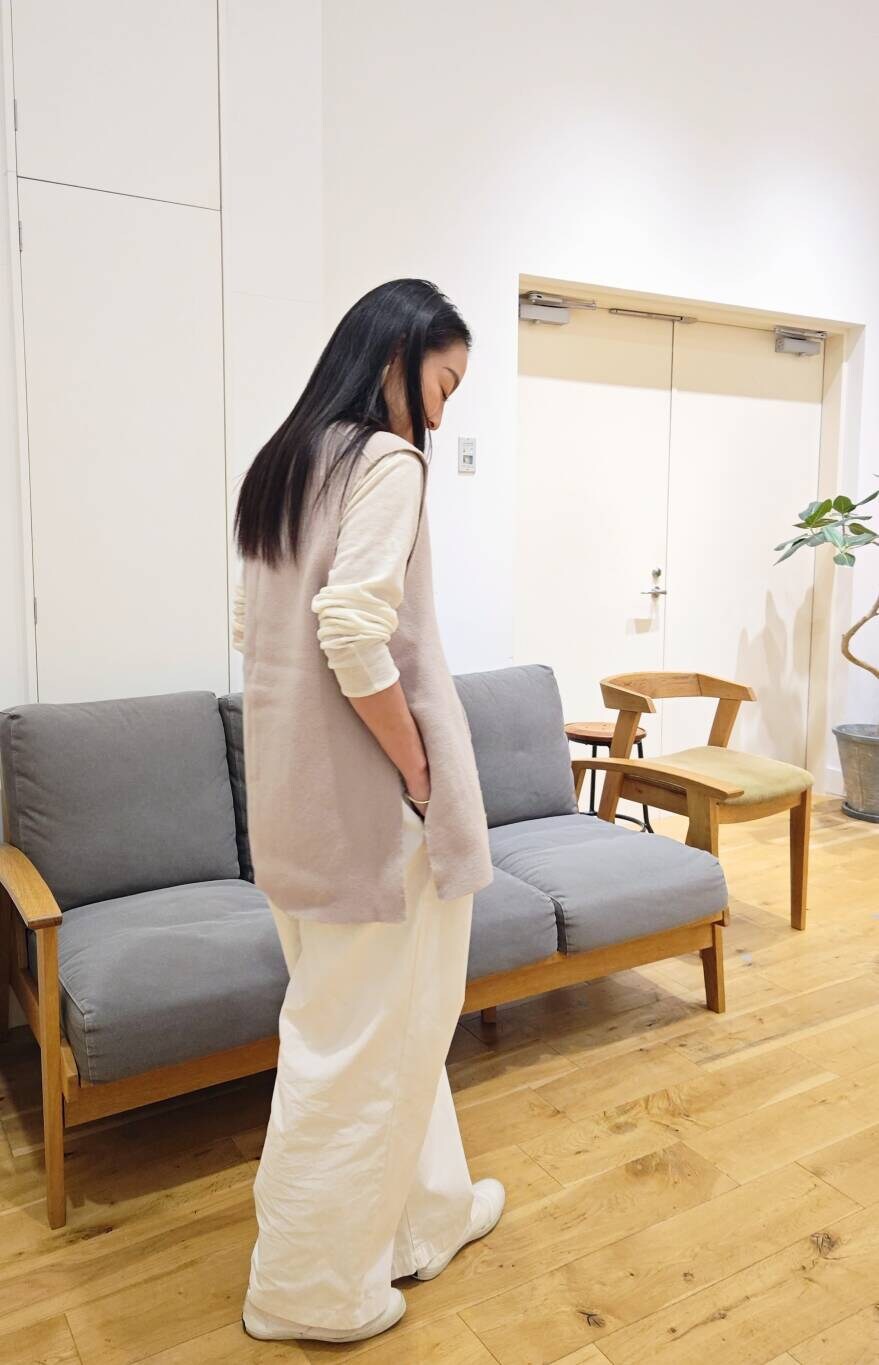 ホワイト系のその他パンツ、ホワイト系のニット/セーターを着用したレディースの秋コーディネートの8枚目の写真