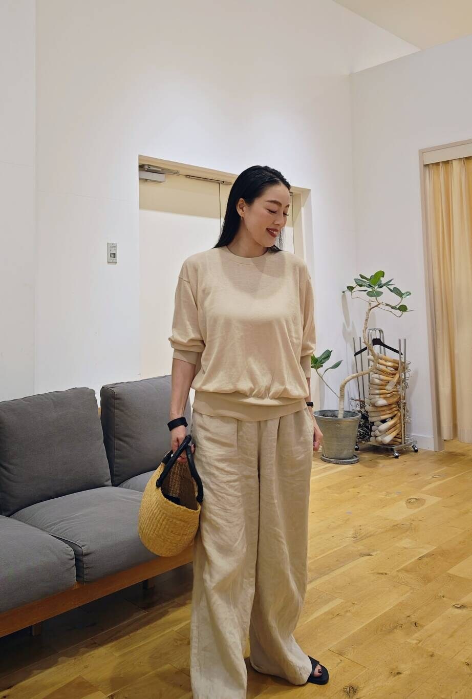 ベージュ系のニット/セーターを着用したレディースの夏コーディネートの3枚目の写真