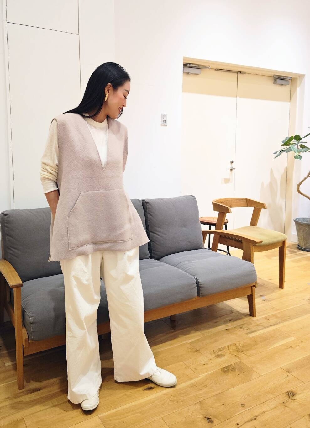 ホワイト系のその他パンツ、ホワイト系のニット/セーターを着用したレディースの秋コーディネートの5枚目の写真