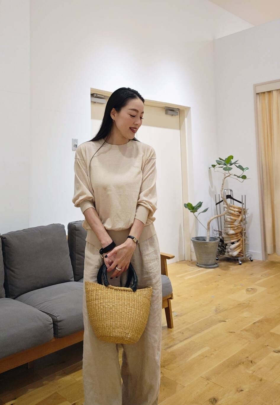 ベージュ系のニット/セーターを着用したレディースの夏コーディネートの2枚目の写真