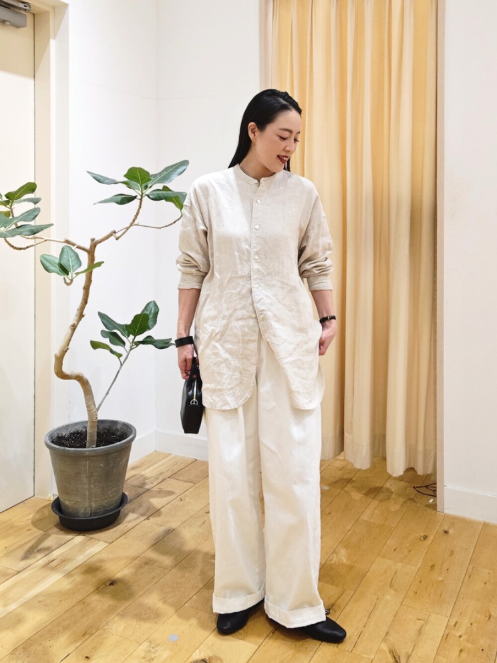 ホワイト系のその他パンツを着用したレディースの春コーディネートの3枚目の写真