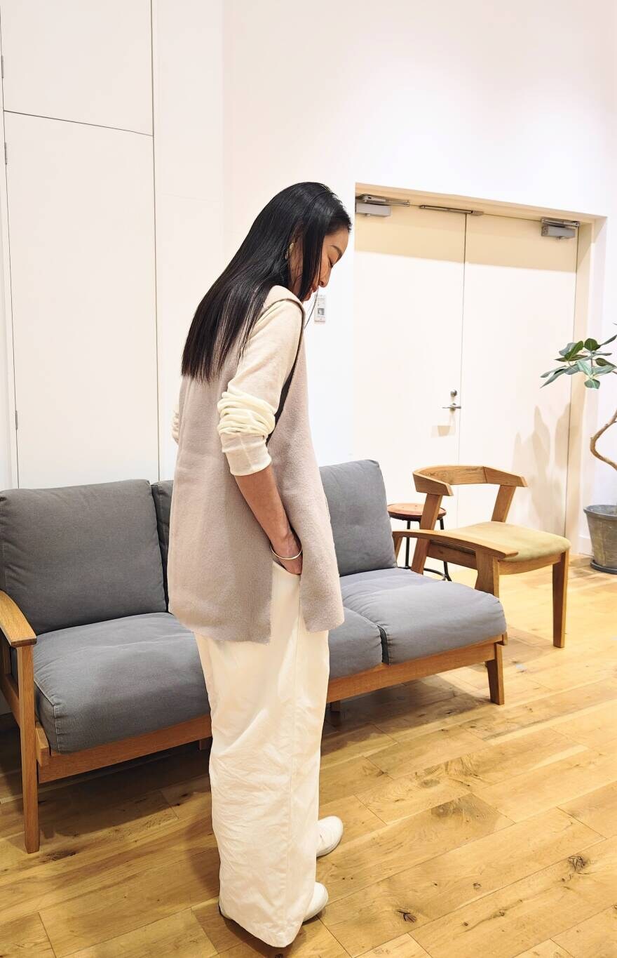 ホワイト系のその他パンツ、ホワイト系のニット/セーターを着用したレディースの秋コーディネートの7枚目の写真