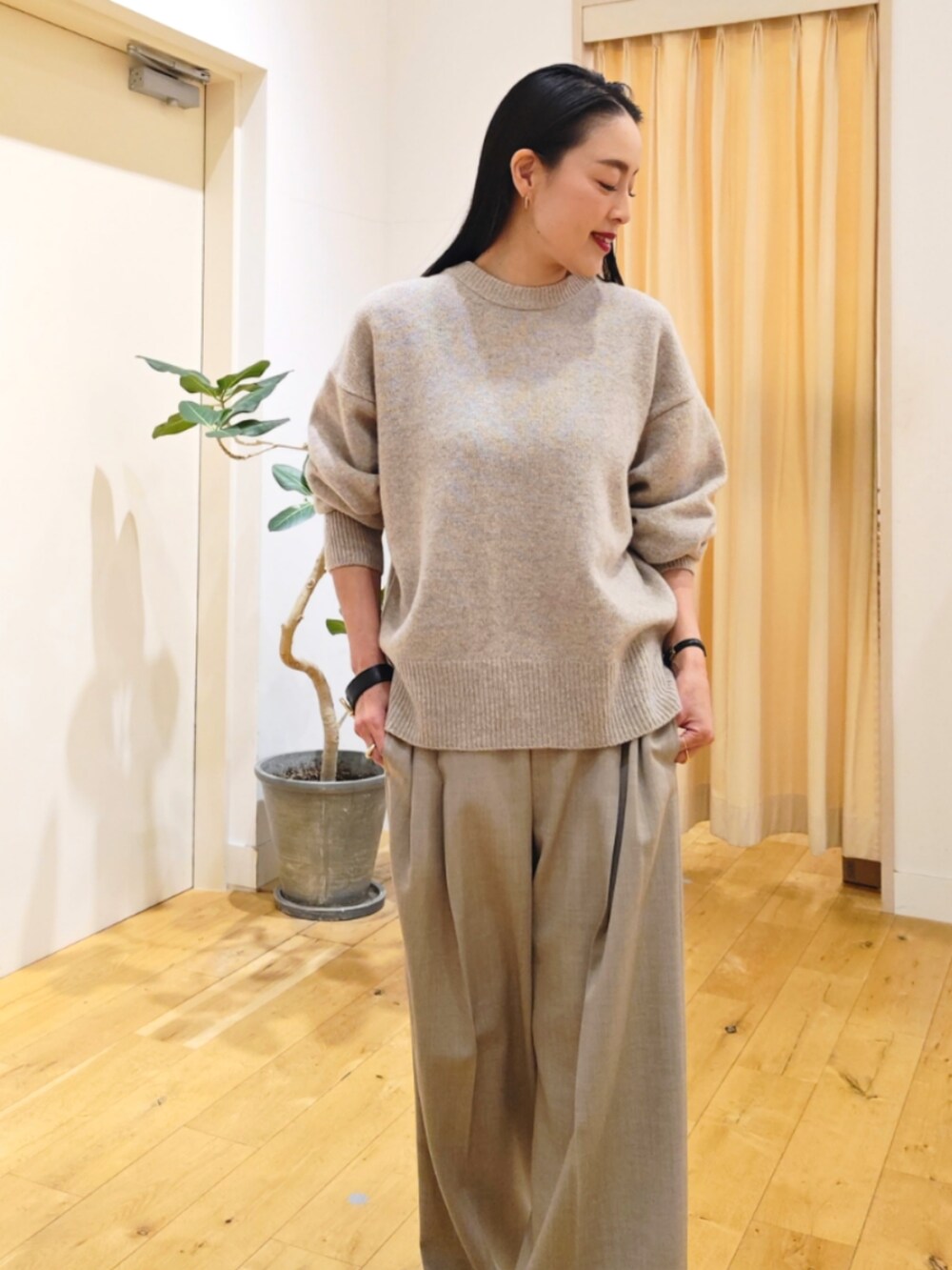 ベージュ系のニット/セーター、ベージュ系のその他パンツを着用したレディースの冬コーディネートの2枚目の写真