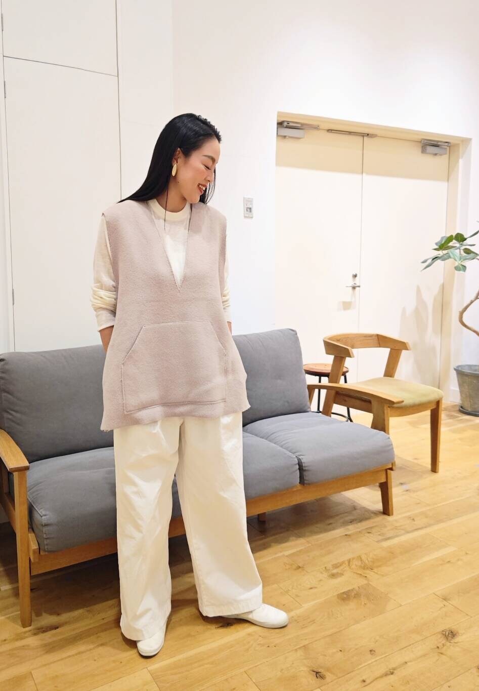 ホワイト系のその他パンツ、ホワイト系のニット/セーターを着用したレディースの秋コーディネートの2枚目の写真