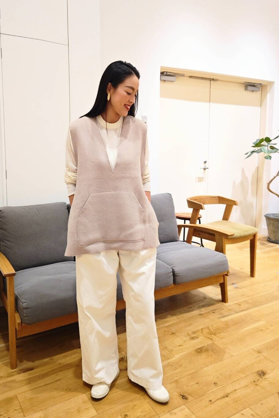 ホワイト系のその他パンツ、ホワイト系のニット/セーターを着用したレディースの秋コーディネートの4枚目の写真