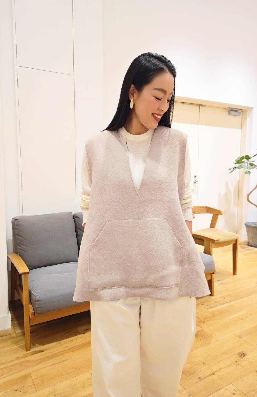 ホワイト系のその他パンツ、ホワイト系のニット/セーターを着用したレディースの秋コーディネートの10枚目の写真