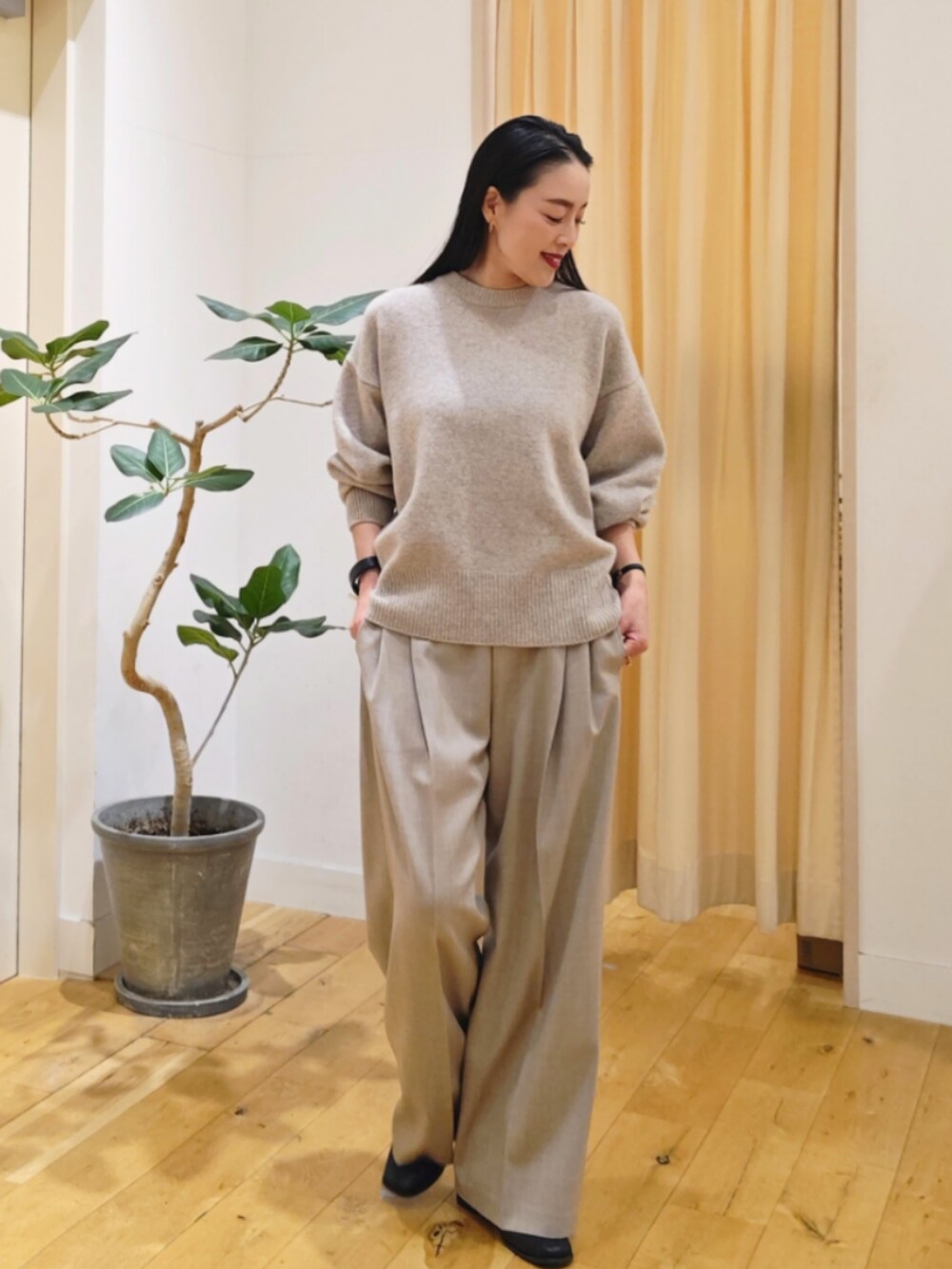 ベージュ系のニット/セーター、ベージュ系のその他パンツを着用したレディースの冬コーディネートの3枚目の写真