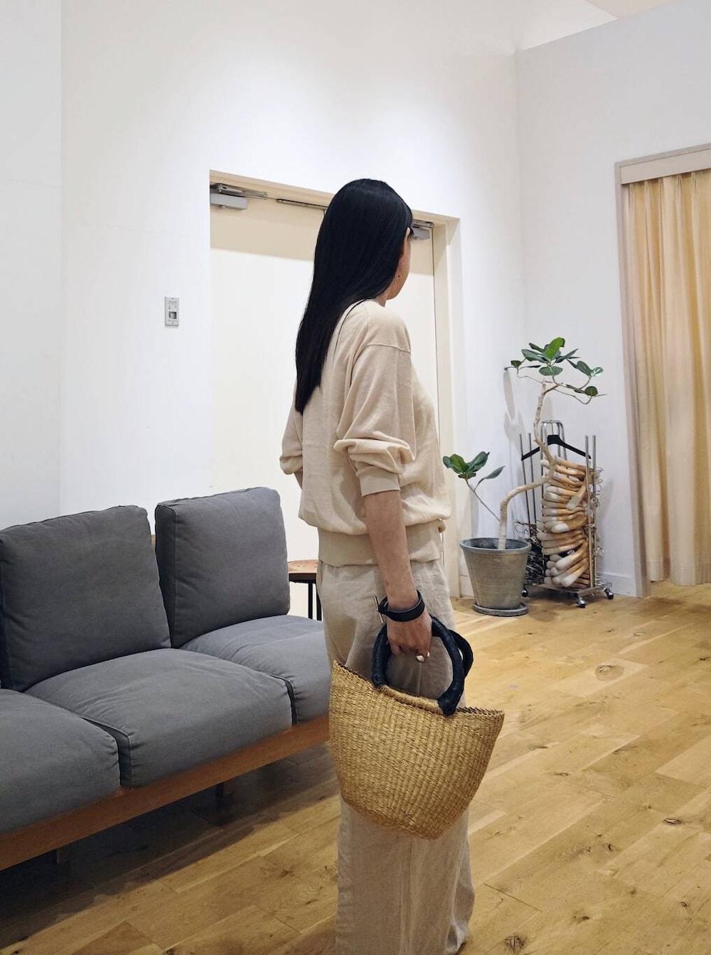 ベージュ系のニット/セーターを着用したレディースの夏コーディネートの4枚目の写真