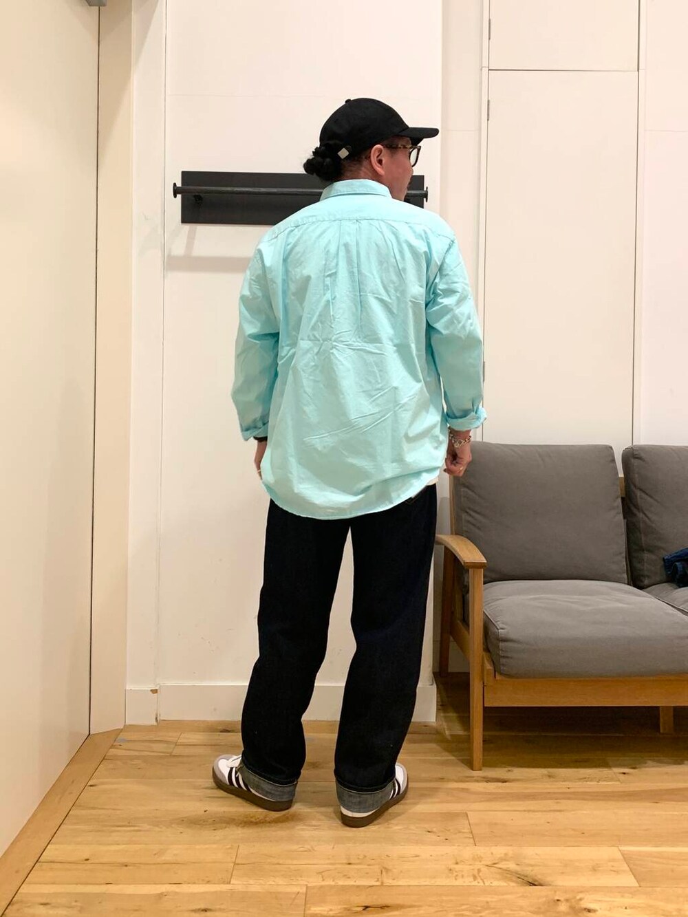 「シャツ、ロンT、キャップ、adidas、アディダス、ノースフェイス、サンバ、sanba」｜「URBAN RESEARCH DOORSの『イージーケア』ポンチ ロングスリーブ Tシャツ（Tシャツ/カットソー、ホワイト系）」を使った、TATSUKIさん（メンズ・163cm）の春コーディネートの3枚目の写真