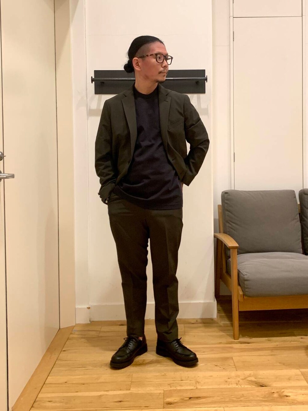 「セットアップ、オフィスカジュアル、イージーケア、ウォッシャブル、lifestyletailor」｜「URBAN RESEARCH DOORSの『イージーケア』LIFE STYLE TAILOR　4WAYストレッチコンフォータブルジャケット（スーツジャケット、グリーン系）」を使った、TATSUKIさん（メンズ・163cm）の冬コーディネートの2枚目の写真