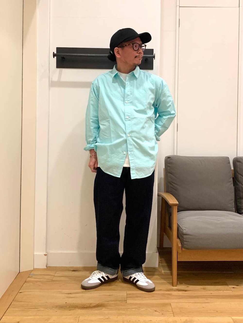 「シャツ、ロンT、キャップ、adidas、アディダス、ノースフェイス、サンバ、sanba」｜「URBAN RESEARCH DOORSの『イージーケア』ポンチ ロングスリーブ Tシャツ（Tシャツ/カットソー、ホワイト系）」を使った、TATSUKIさん（メンズ・163cm）の春コーディネートの2枚目の写真