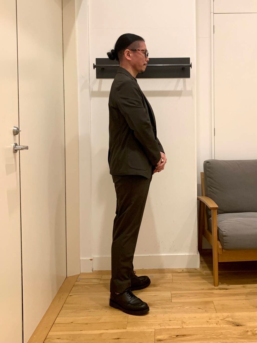 「セットアップ、オフィスカジュアル、イージーケア、ウォッシャブル、lifestyletailor」｜「URBAN RESEARCH DOORSの『イージーケア』LIFE STYLE TAILOR　4WAYストレッチコンフォータブルジャケット（スーツジャケット、グリーン系）」を使った、TATSUKIさん（メンズ・163cm）の冬コーディネートの3枚目の写真