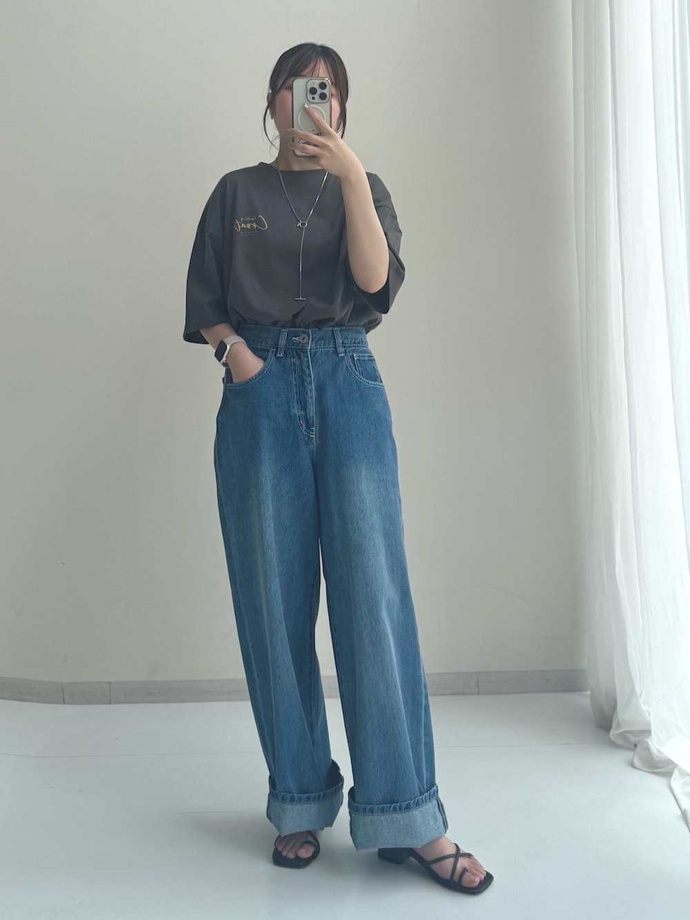 ブルー系のデニムパンツ、ブルー系のデニムパンツ、グレー系のTシャツ/カットソーを着用したレディースの夏コーディネートの2枚目の写真