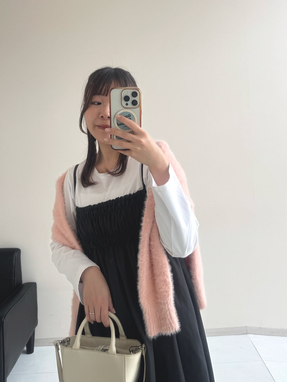 ホワイト系のTシャツ/カットソー、グレー系のワンピース、ブラック系のブーツを着用したレディースの秋コーディネートの2枚目の写真