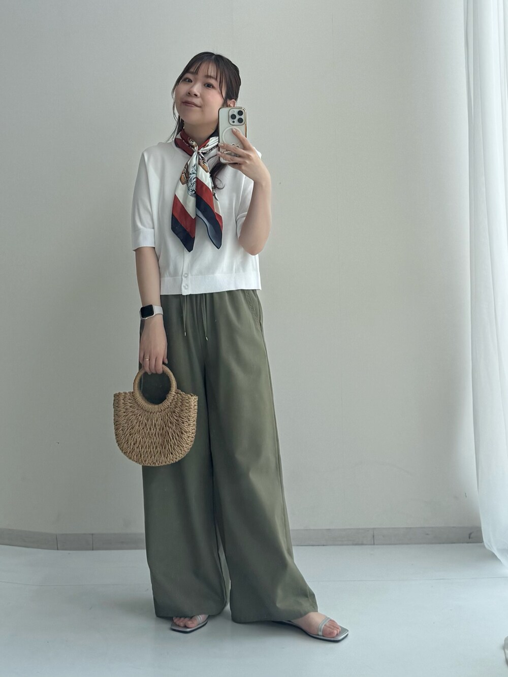 ホワイト系のカーディガン/ボレロ、ホワイト系のカーディガン/ボレロ、グリーン系のその他パンツを着用したレディースの春コーディネートの3枚目の写真