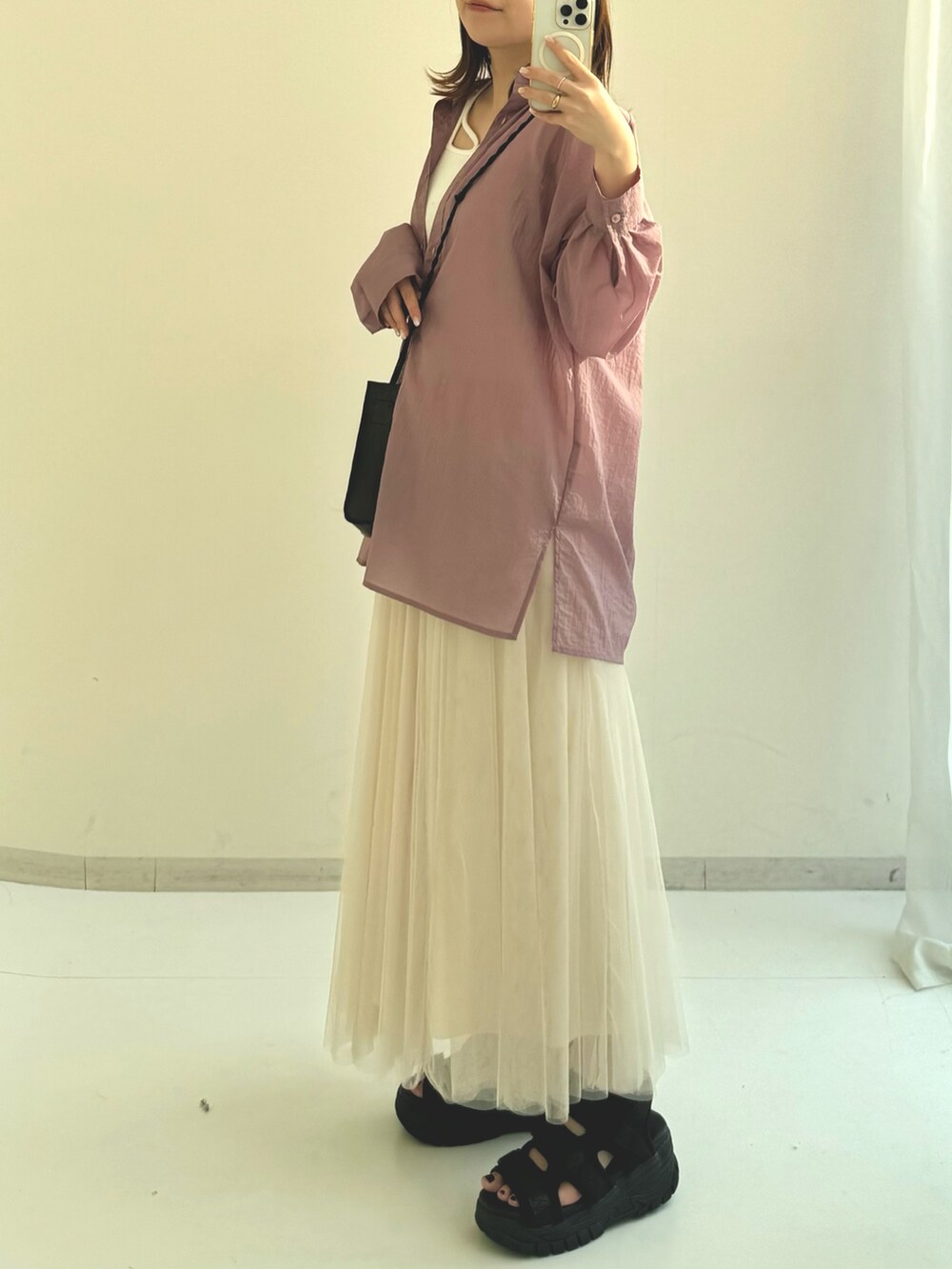 パープル系のシャツ/ブラウス、パープル系のシャツ/ブラウス、ホワイト系のキャミソールを着用したレディースの夏コーディネートの2枚目の写真