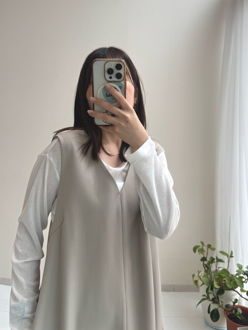 ホワイト系のTシャツ/カットソー、ホワイト系のTシャツ/カットソー、ベージュ系のワンピースを着用したレディースの秋コーディネートの2枚目の写真