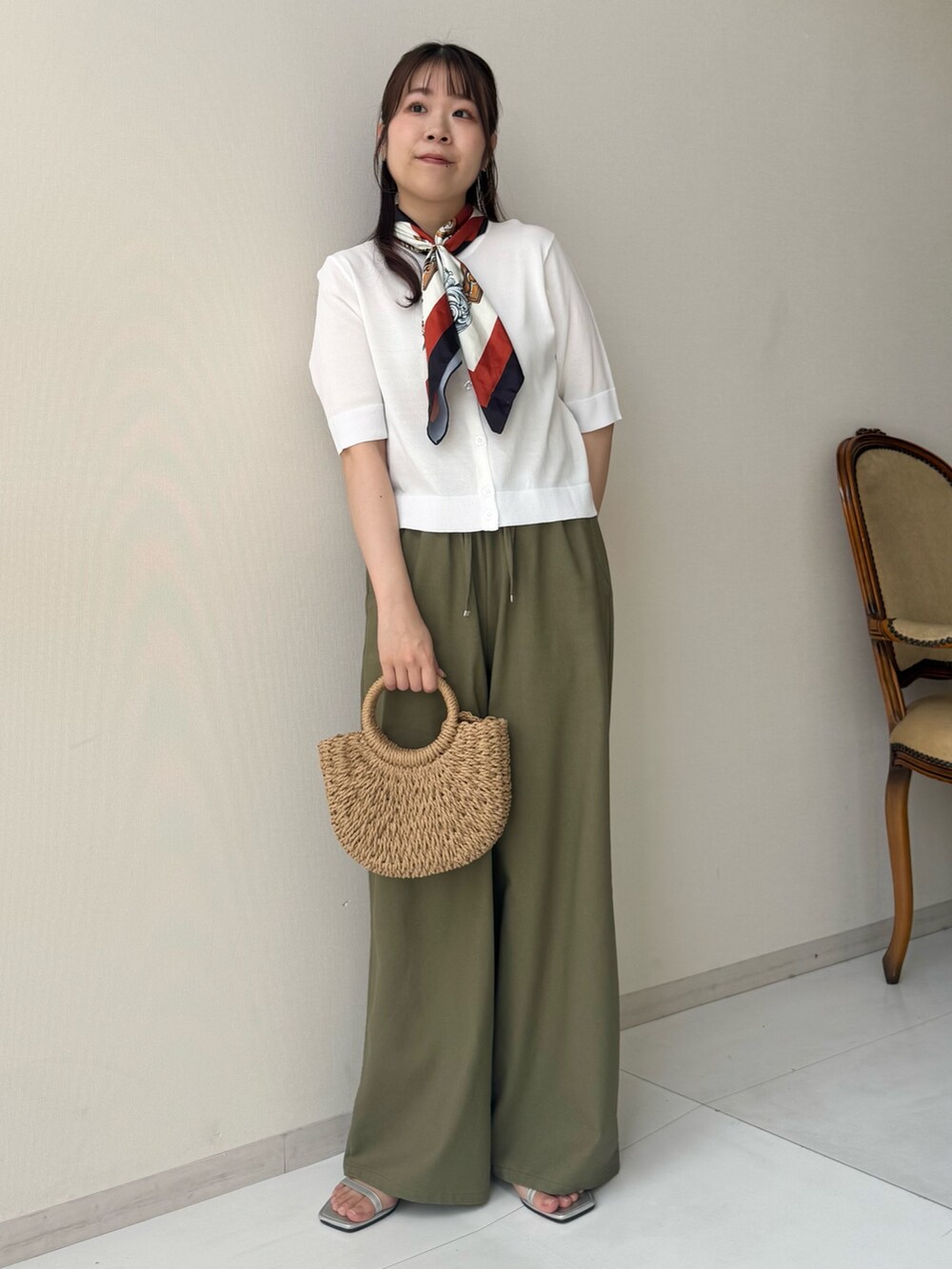 ホワイト系のカーディガン/ボレロ、ホワイト系のカーディガン/ボレロ、グリーン系のその他パンツを着用したレディースの春コーディネートの2枚目の写真