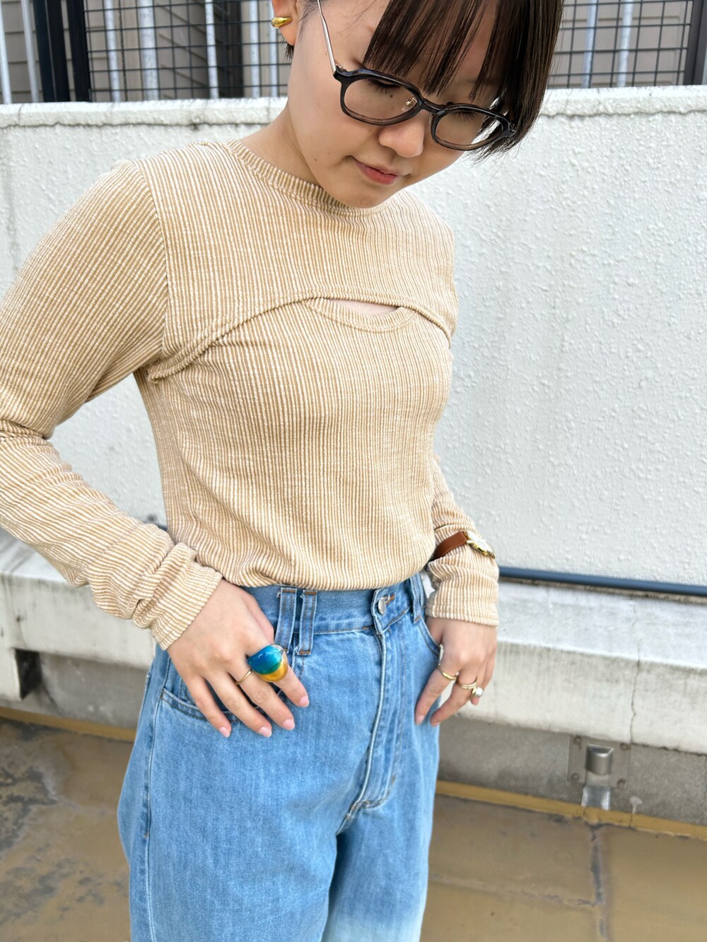 「カジュアルコーデ、ラクチンコーデ、オトナカジュアル、パンツ、パンツスタイル、デニム、デニムパンツ、ベージュ、春コーデ、春、おしゃれさんと繋がりたい、ootd、KBF」｜「KBFの2WAYフロントスリットカットソー（Tシャツ/カットソー、ベージュ系）」を使った、みきてぃさん（レディース・157cm）の冬コーディネートの4枚目の写真