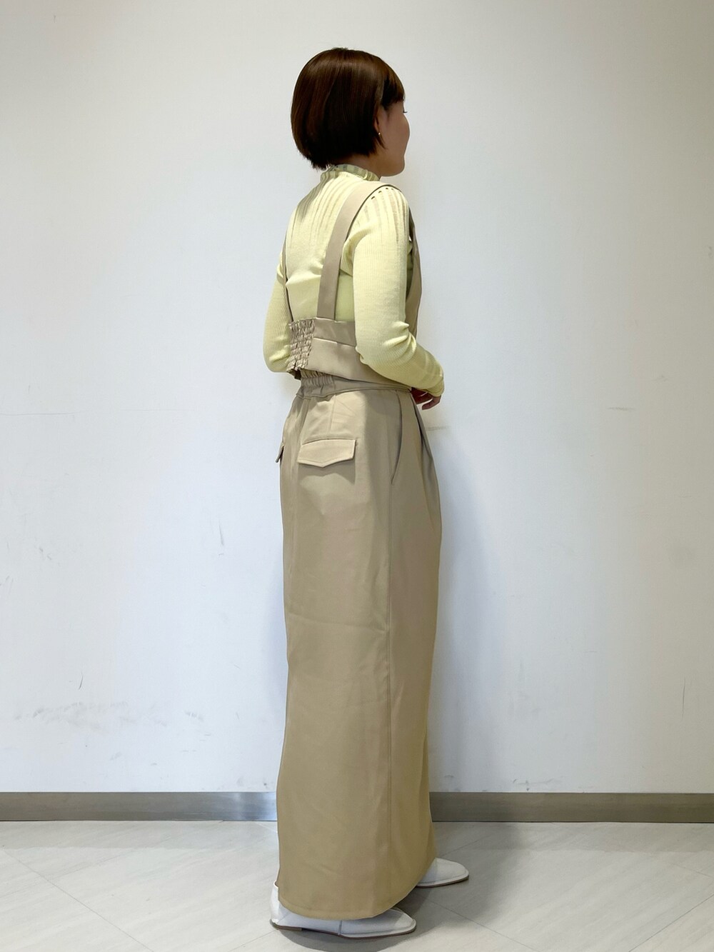 「淡色コーデ、春服コーデ、お出かけコーデ、ワンピース、オトナカワイイ、オトナカジュアル、きれいめカジュアル、おしゃれさんと繋がりたい、KBF」｜「KBFのレースアップシューズ（その他シューズ、ホワイト系）」を使った、みきてぃさん（レディース・157cm）の冬コーディネートの3枚目の写真